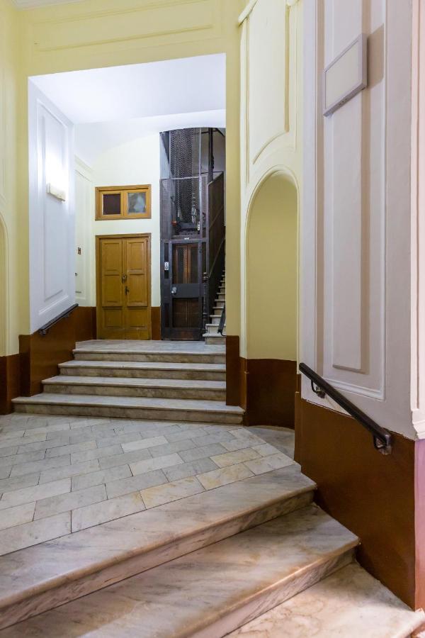Rettifilo Family Apartment By Wonderful Italy Наполи Екстериор снимка