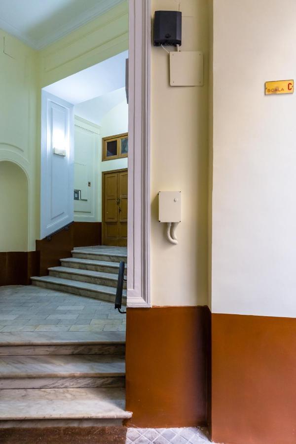 Rettifilo Family Apartment By Wonderful Italy Наполи Екстериор снимка