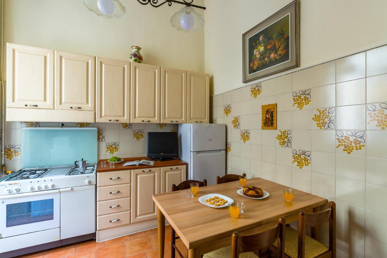 Rettifilo Family Apartment By Wonderful Italy Наполи Екстериор снимка