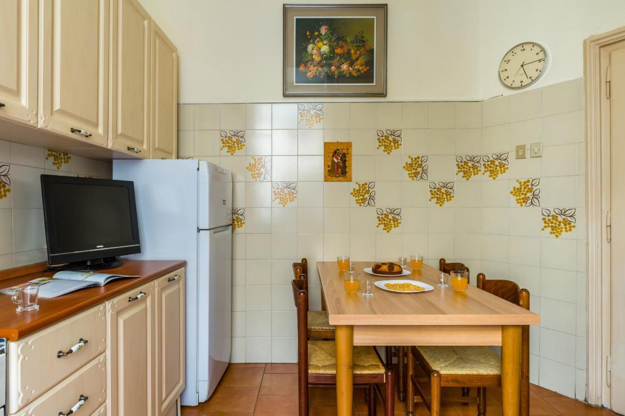 Rettifilo Family Apartment By Wonderful Italy Наполи Екстериор снимка