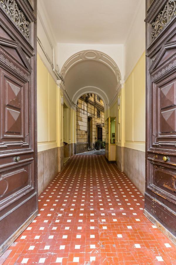 Rettifilo Family Apartment By Wonderful Italy Наполи Екстериор снимка
